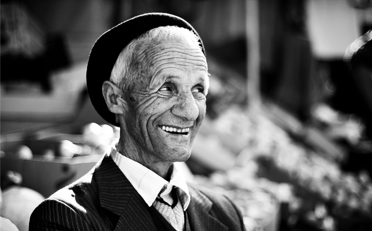 foto van een oude man uit albanie, door bleron caka onder licentie cc by-sa 3.0