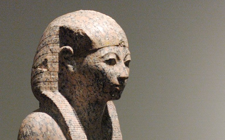 zitbeeld van hatshepsut in het rijksmuseum van oudheden in leiden door rob koopman onder licentie cc by-sa 2.0