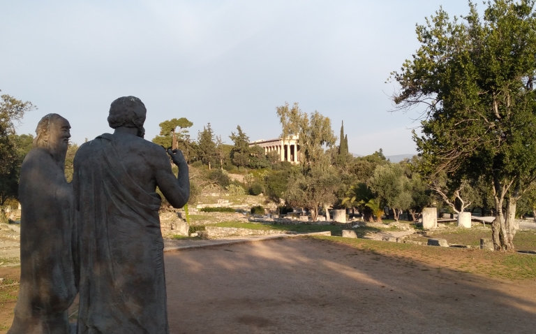foto van standbeeld van sokrates op de agora in athene, gefotografeerd door wouter blacquiere